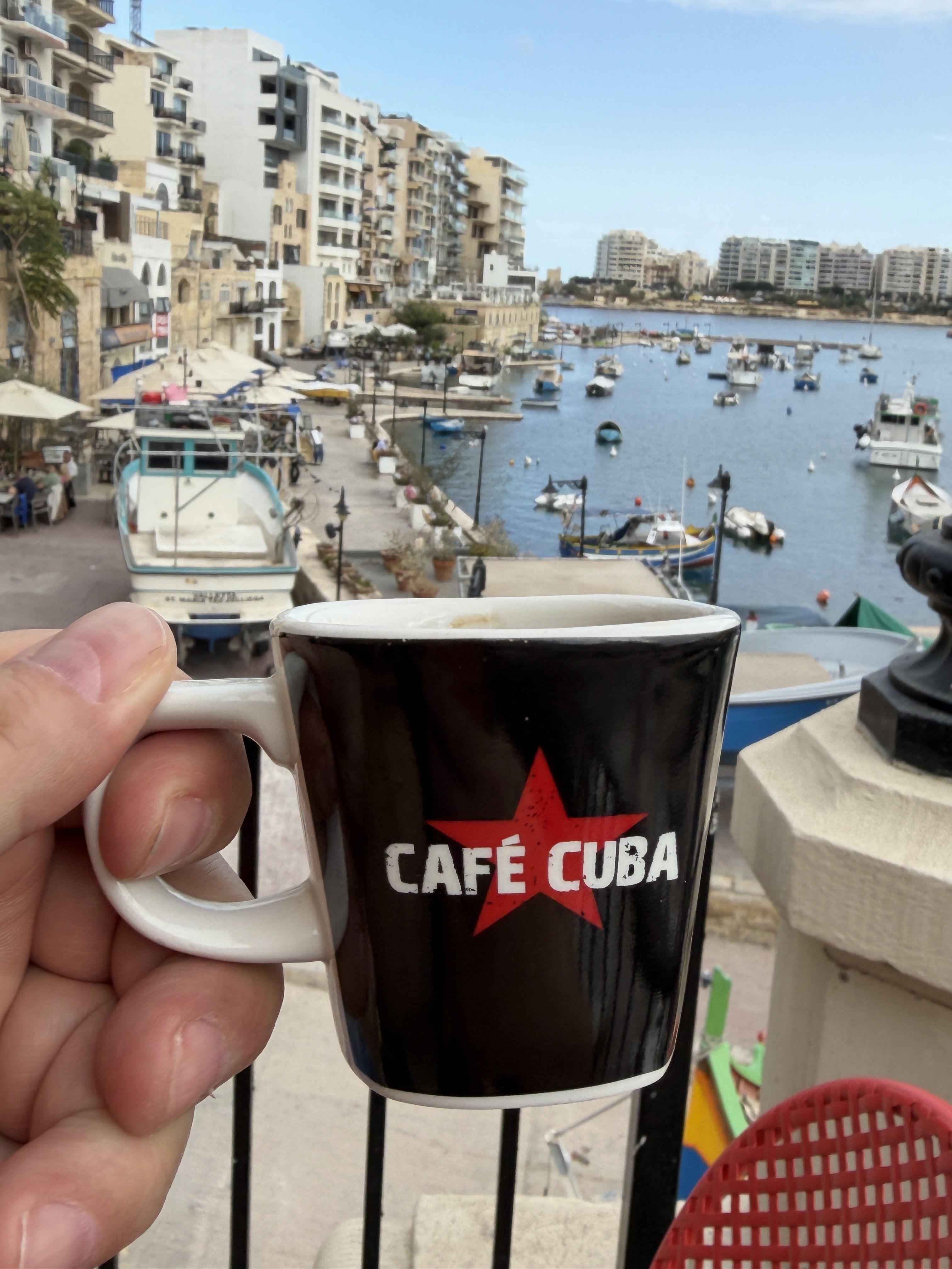 Café-Cuba-Tasse vor dem Hafen von Malta